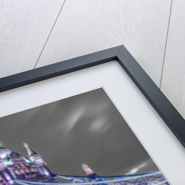 Fountian at tower bridge by Assaf Frank